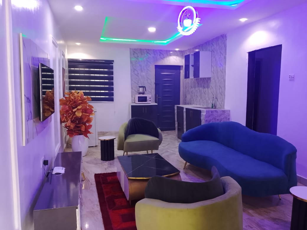 Luxe 6 – 2-bed NAS Luxe apartment living room